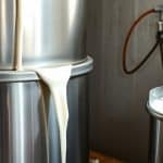 Lait cru arrivant dans le tank d une fromagerie fermiere