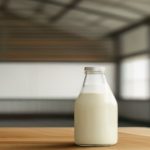 Bouteille de lait frais dans une laiterie fermiere