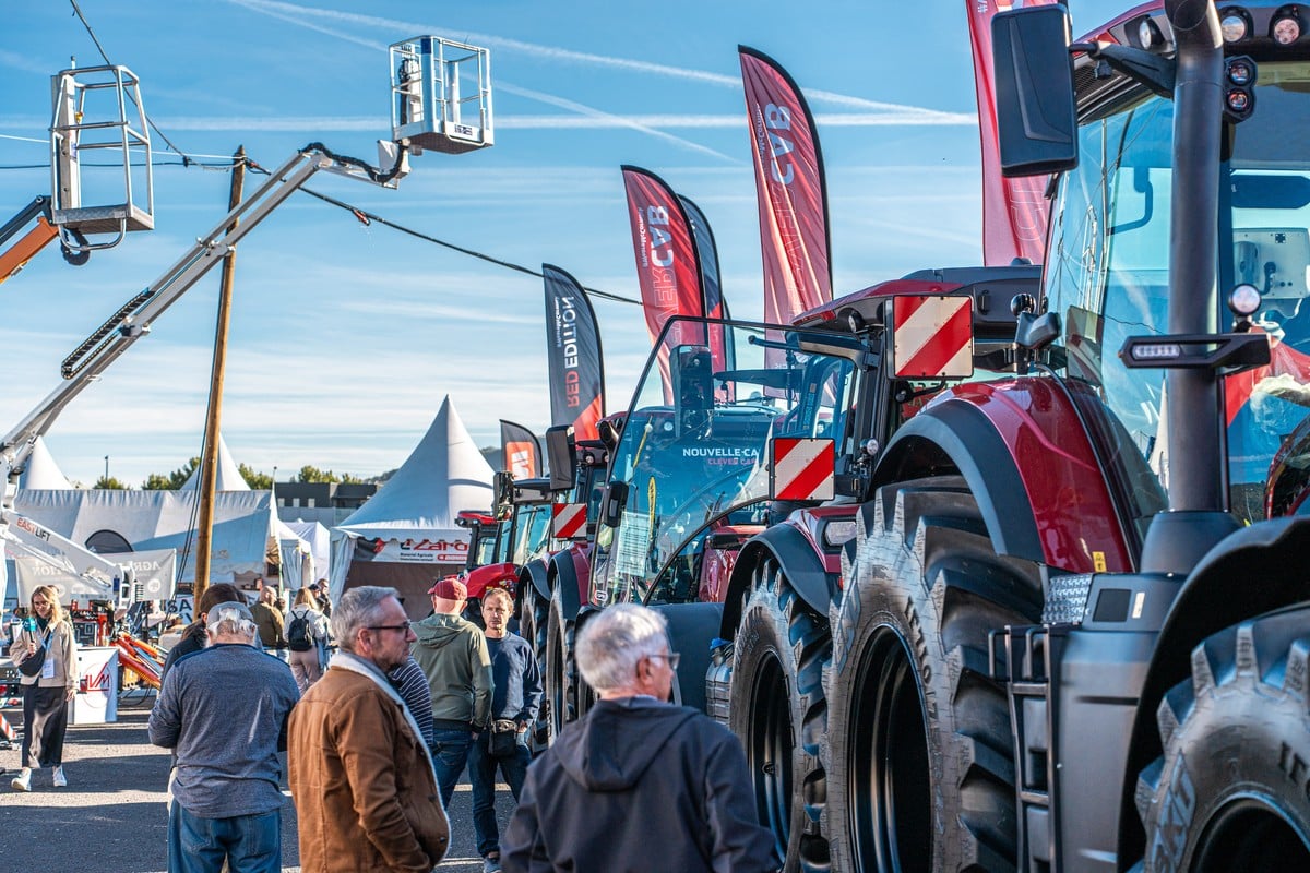 Allée extérieure du Sommet de l'Élevage, matériel agricole et visiteurs
