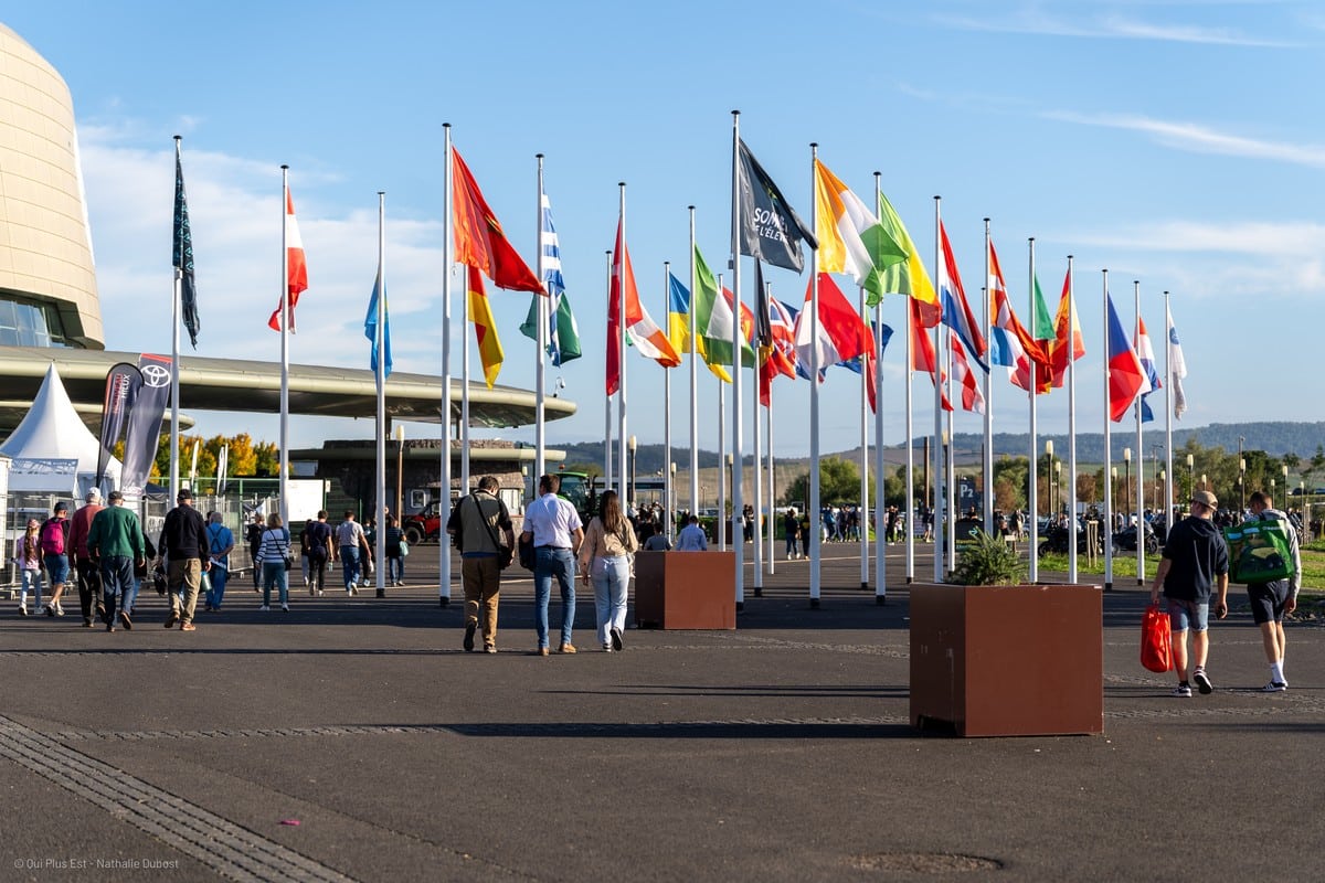 Entrée du Sommet de l'Élevage à Cournon-d'Auvergne, drapeaux des pays visiteurs