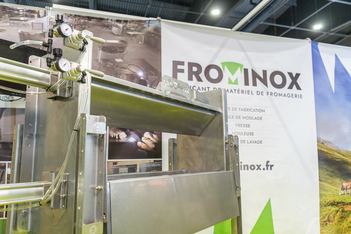 Équipement inox de transformation laitière exposé sur un stand