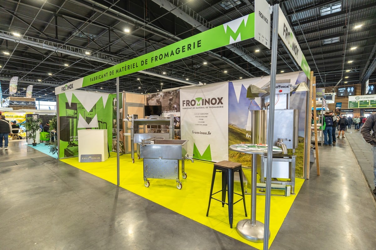 Stand de matériel de fromagerie en inox dans un hall du Sommet de l'Élevage